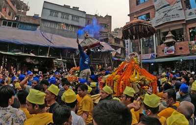 people gathering at asan where the chariot brought