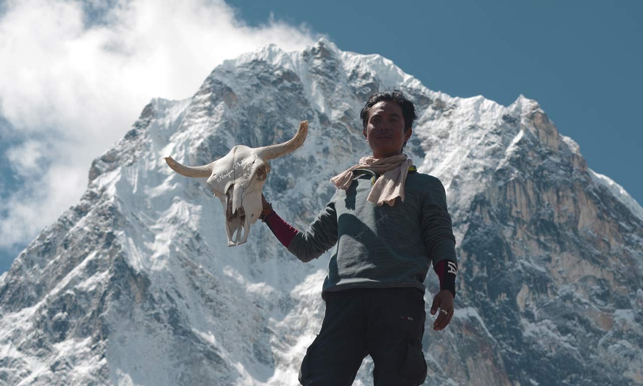 gokyo cho la pass everest base camp trekking package