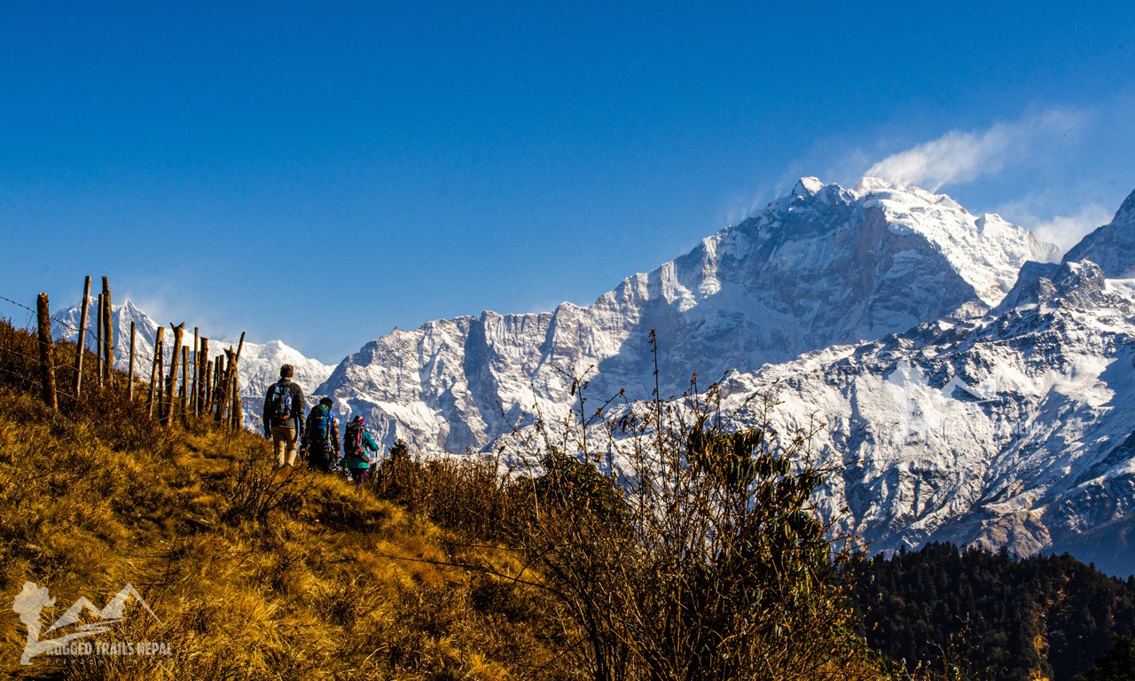 trekking routes in nepal himalayas with amazing himalayan views