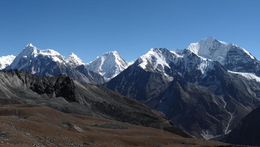 langtang valley trek nepal peaks