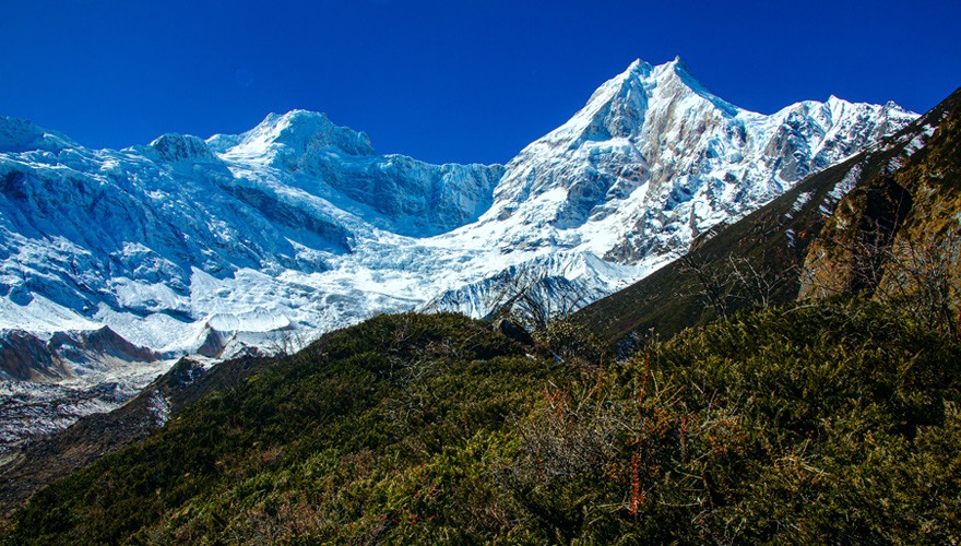 snow covered manaslu circuit trek landscapes