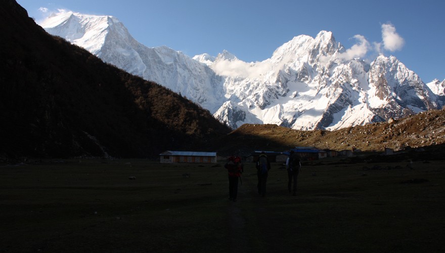 manaslu larkya la pass trek