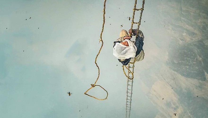 the last honey hunter trek nepal