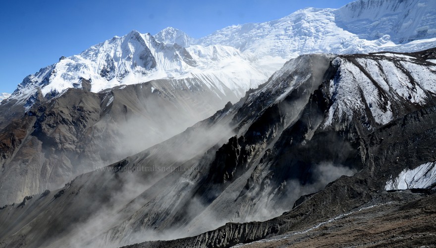 tilicho lake thorong la pass trek