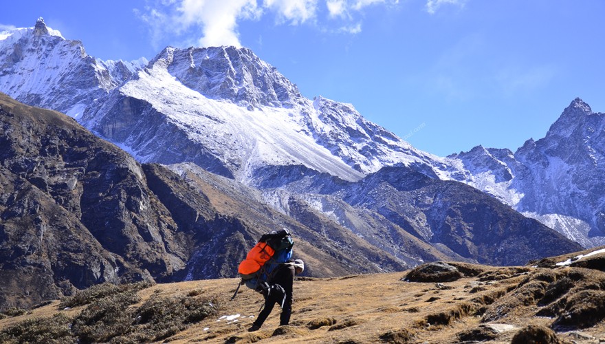 trekking in nepal everest chola pass